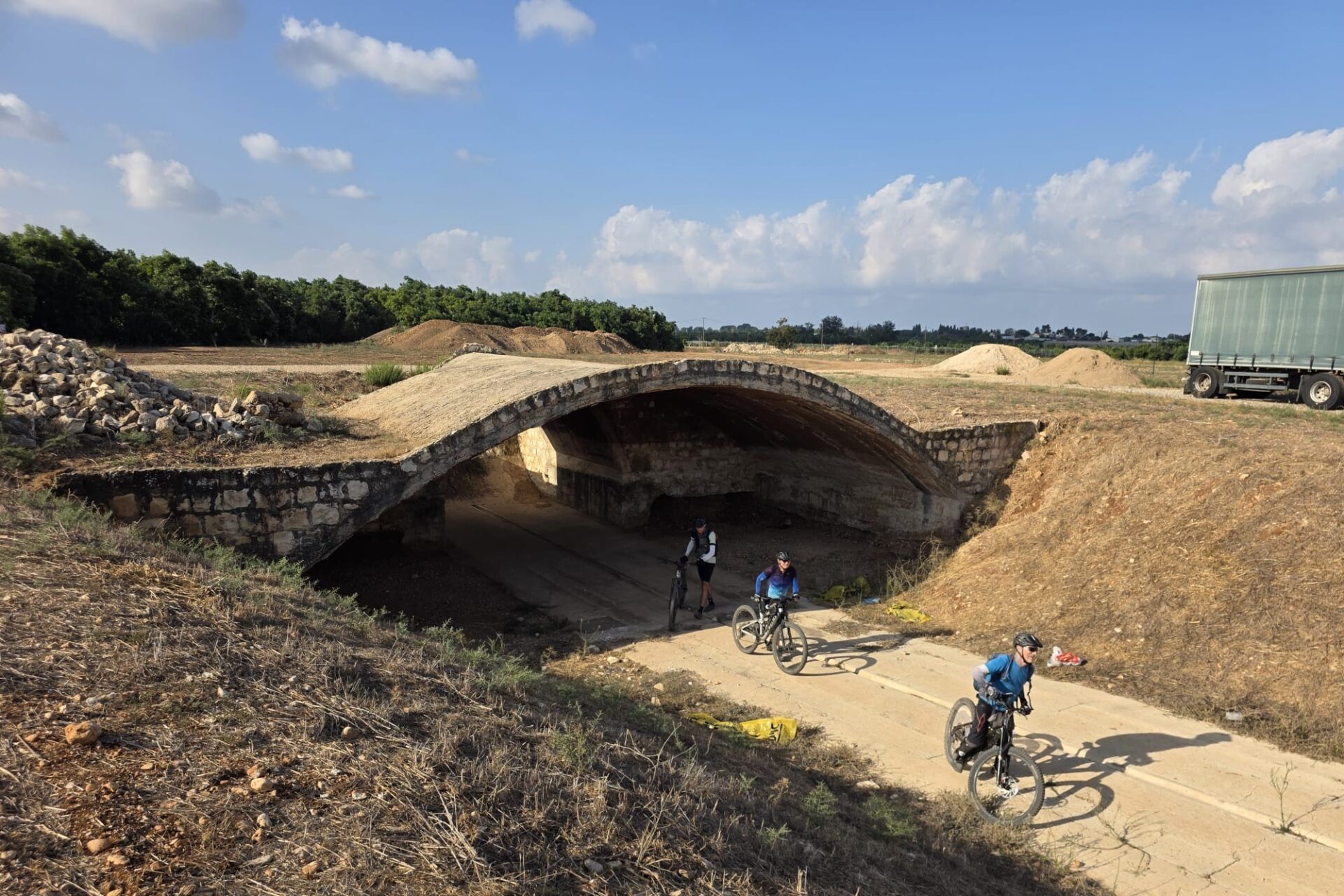 Read more about the article בין שלומי מנחת בצת וחורבת עקודים